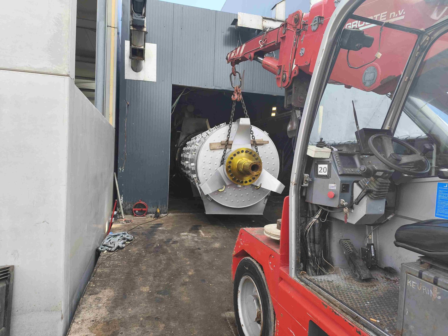 repair and replacement of the rotor of an industrial disc dryer